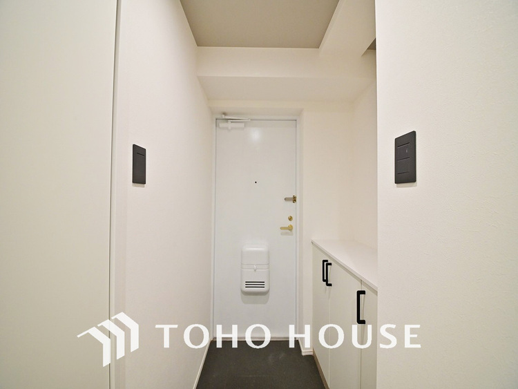 玄関 飾り過ぎないシンプルな内装の玄関