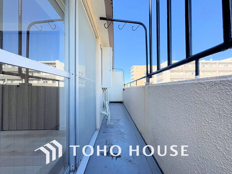 バルコニー 日当たりの良いバルコニーで晴れの日の洗濯物も楽しみになりますね