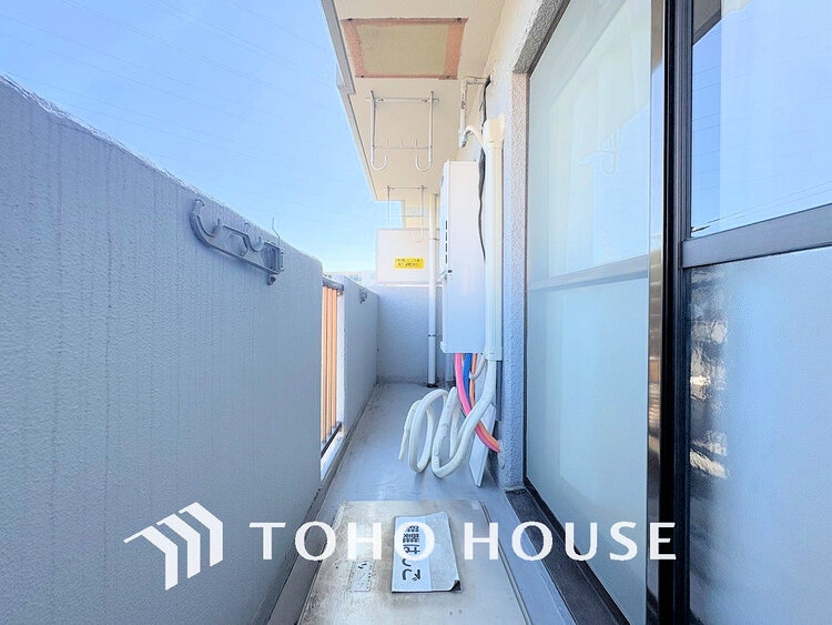 バルコニー 日当たりの良いバルコニーで晴れの日の洗濯物も楽しみになりますね