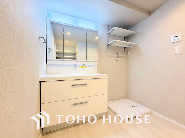 洗面 白を基調とした清潔感のある洗面室で朝の身支度を