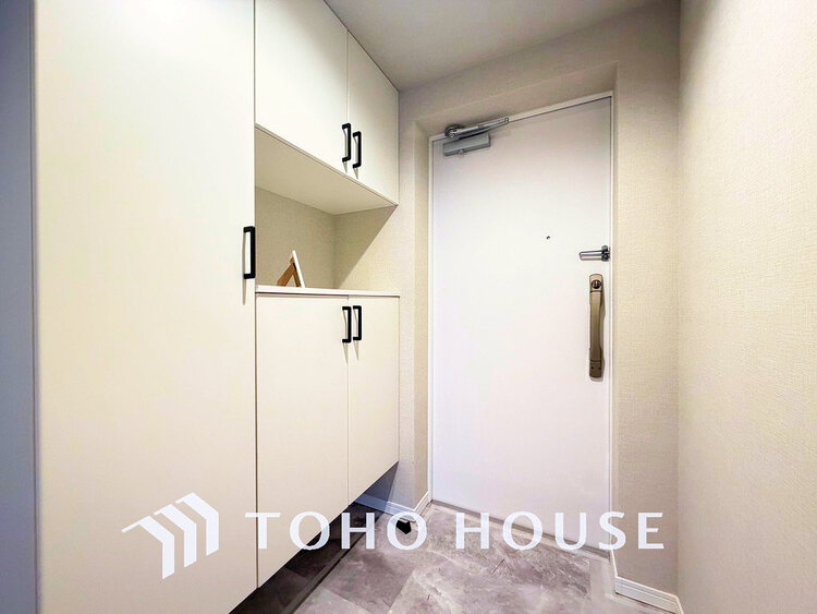 玄関 落ち着いた雰囲気の玄関、家族の帰りを暖かく迎えてくれます