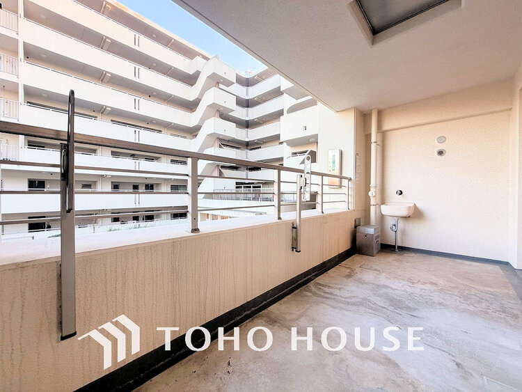 バルコニー 日当たりの良いバルコニーで晴れの日の洗濯物も楽しみになりますね