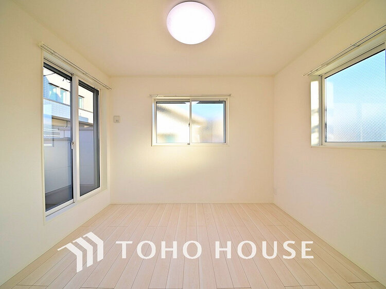 内装 採光もある洋室は、くつろぎのひと時を過ごすのにぴったり