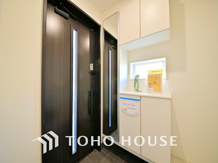 玄関 落ち着いた雰囲気の玄関、家族の帰りを暖かく迎えてくれます