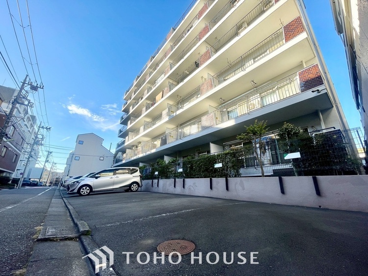 外観 ほんの少しのこだわり。ちょっとした色使いがその家がもつ雰囲気、趣（おもむき）を携え、暮らす家族や訪ねてくる友人・知人に新鮮な香りを運んできます。