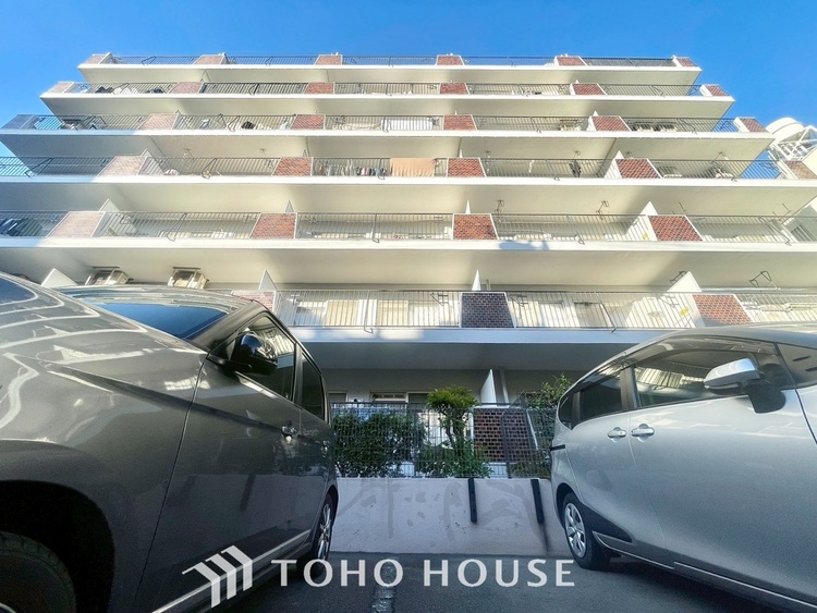 外観 ほんの少しのこだわり。ちょっとした色使いがその家がもつ雰囲気、趣（おもむき）を携え、暮らす家族や訪ねてくる友人・知人に新鮮な香りを運んできます。