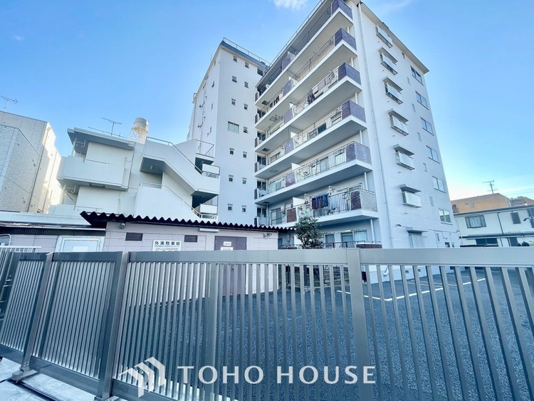 外観 ほんの少しのこだわり。ちょっとした色使いがその家がもつ雰囲気、趣（おもむき）を携え、暮らす家族や訪ねてくる友人・知人に新鮮な香りを運んできます。