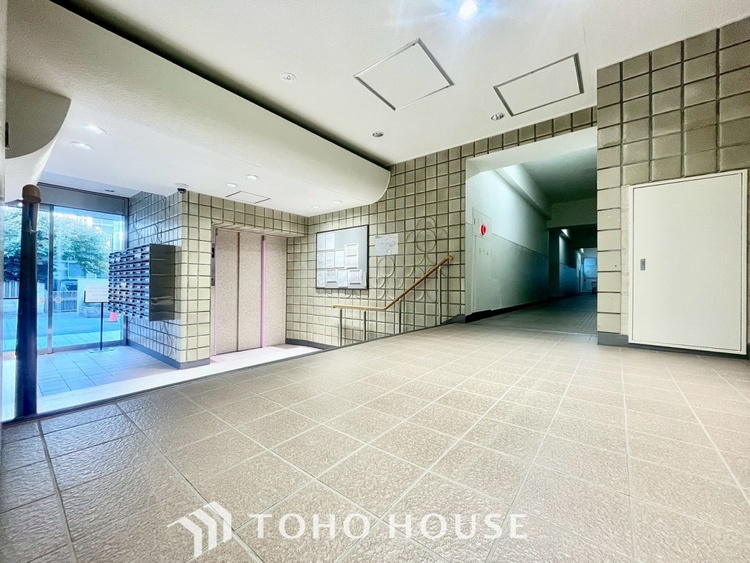 エントランス ほんの少しのこだわり。ちょっとした色使いがその家がもつ雰囲気、趣（おもむき）を携え、暮らす家族や訪ねてくる友人・知人に新鮮な香りを運んできます。