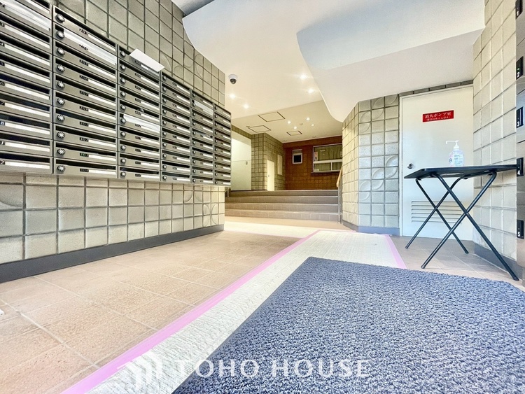 エントランス ほんの少しのこだわり。ちょっとした色使いがその家がもつ雰囲気、趣（おもむき）を携え、暮らす家族や訪ねてくる友人・知人に新鮮な香りを運んできます。