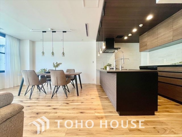 内装 【LIVING】◆眩い◆光が燦々と入り、家族の笑顔を照らす。「いつまでも続いて」と願う夢のような毎日がここにある。