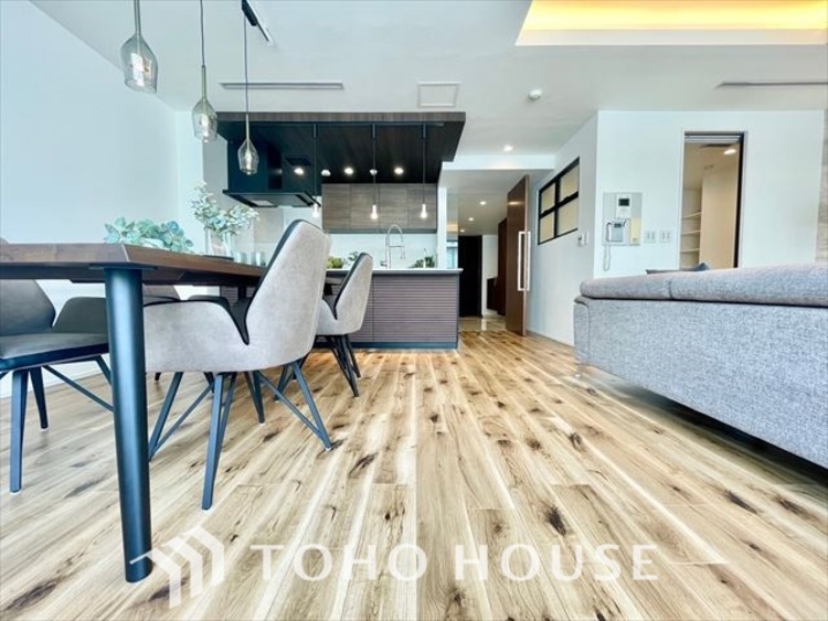 内装 【LIVING】◆住む喜び、楽しさ、感動◆を君と共有したい。いつまでもずっと家族を見渡せるこの広い空間で。