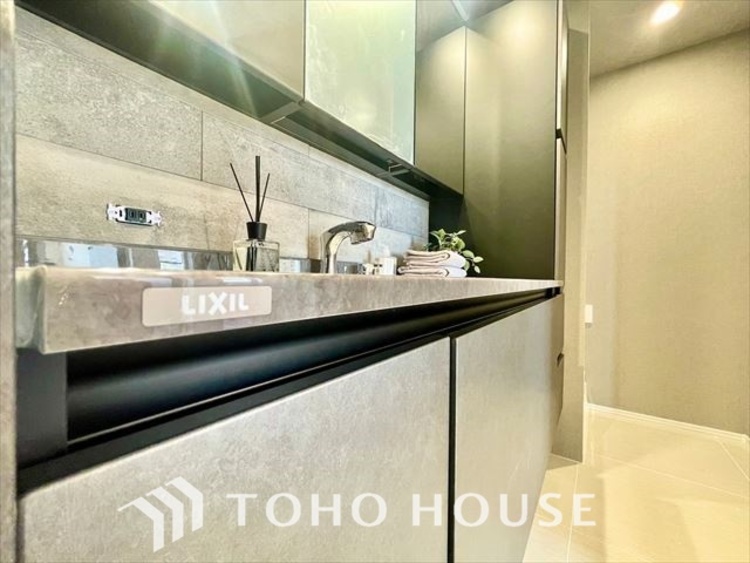 洗面 【WASHROOM】◆快適◆煌びやかな暮らしの中にも忘れたくない快適さ。大きな収納が助けてくれます。