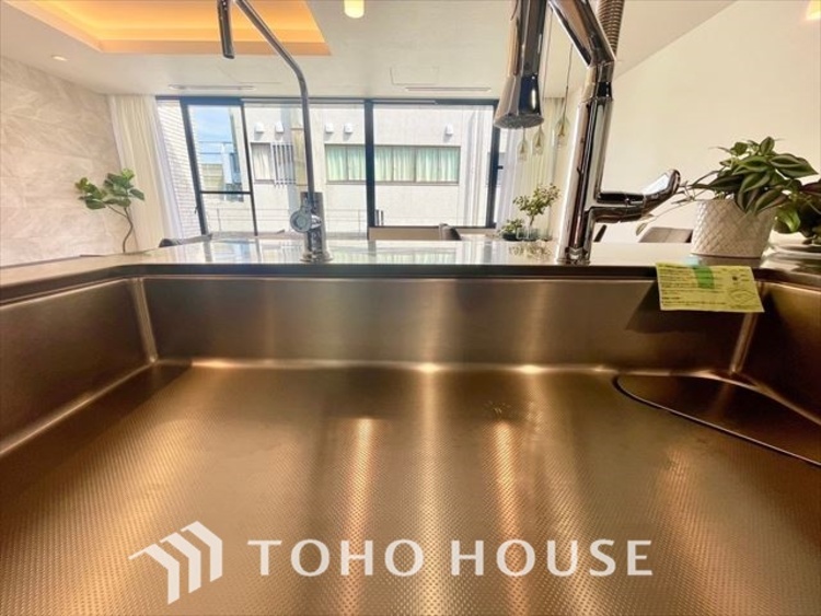 その他 【KITCHEN】◆開放的◆後片付けが楽なシステムキッチン。収納スペースの充実！