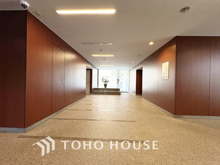 エントランス ◆瀟洒な空間◆落ち着きのある彩が見事に調和させた瀟洒な空間を演出。ここに集まる家族の会話と笑顔が絶え間なく続く幸せな空間。