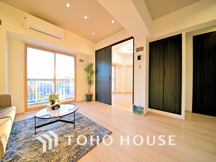 内装 上質な時間を育む暮らしのメインステージ。寛ぎとコミュニケーションを育む居心地のよい場所