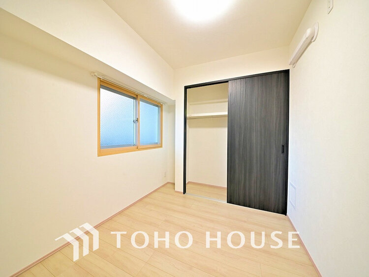 内装 採光もある洋室は、くつろぎのひと時を過ごすのにぴったり