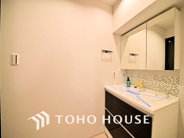 洗面 白を基調とした清潔感のある洗面室で朝の身支度を