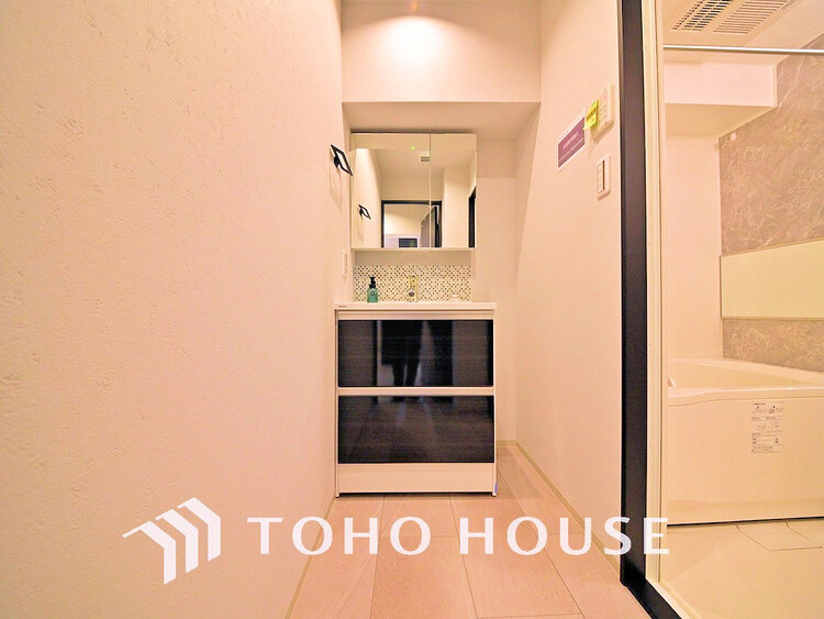 洗面 落ち着きのある色合いでまとめられた洗面室