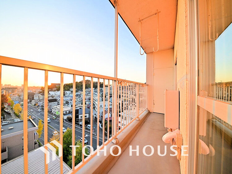 バルコニー 日当たりの良いバルコニーで晴れの日の洗濯物も楽しみになりますね