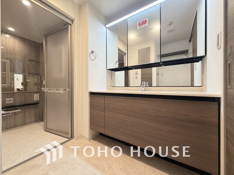 洗面 新規設置の洗面化粧台。収納豊富で使い勝手の良い3面鏡です