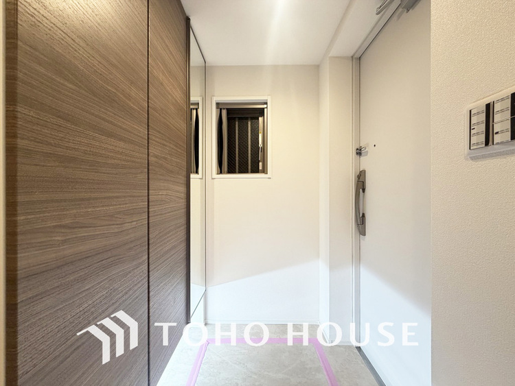 玄関 飾り過ぎないシンプルな内装の玄関