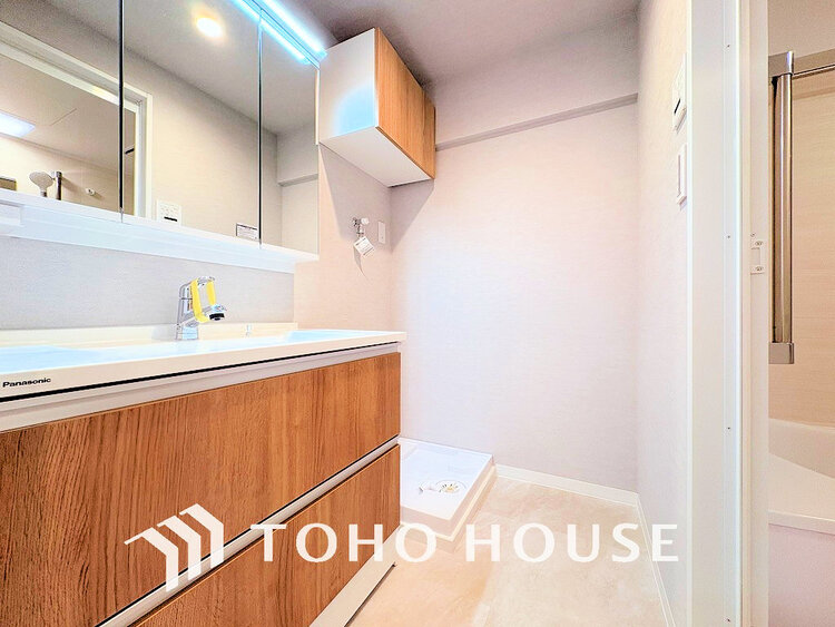 洗面 白を基調とした清潔感のある洗面室で朝の身支度を