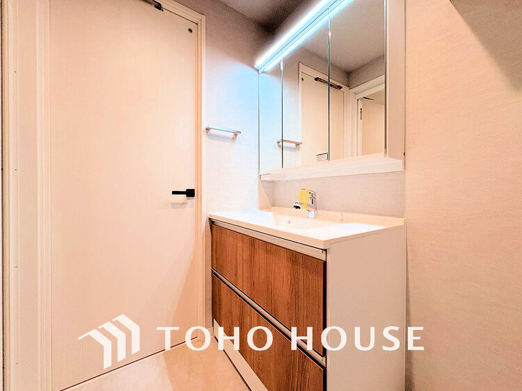 洗面 落ち着きのある色合いでまとめられた洗面室