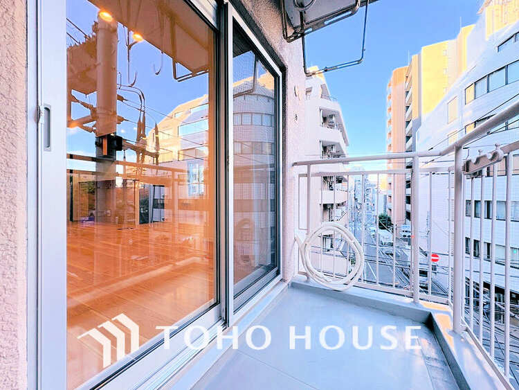 バルコニー 日当たりの良いバルコニーで晴れの日の洗濯物も楽しみになりますね