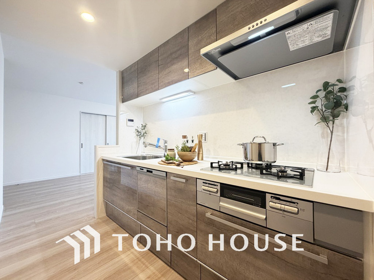 キッチン 落ち着いたカラーのキッチンは清潔感と気品が溢れています