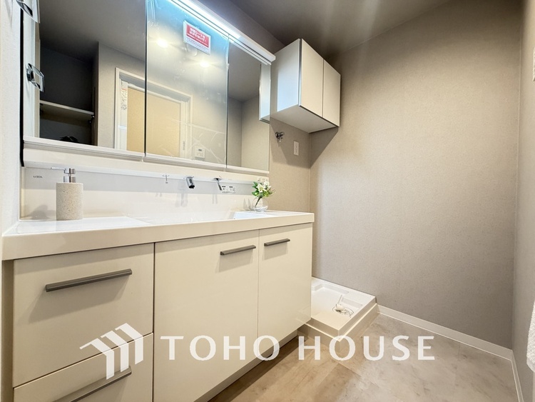 洗面 新規設置の洗面化粧台。収納豊富で使い勝手の良い3面鏡です