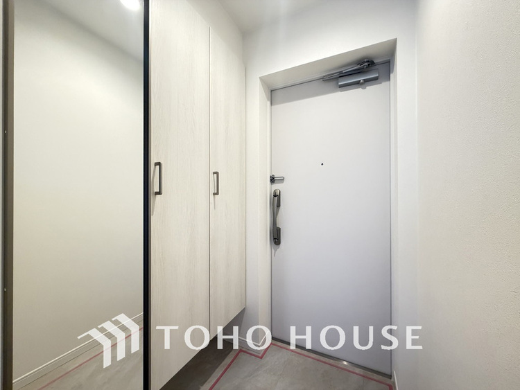 玄関 飾り過ぎないシンプルな内装の玄関