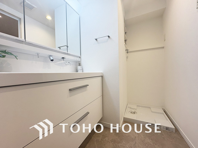 洗面 新規設置の洗面化粧台。収納豊富で使い勝手の良い3面鏡です