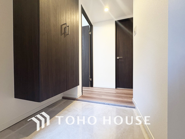 玄関 飾り過ぎないシンプルな内装の玄関