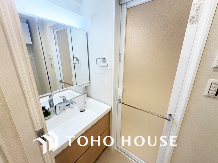 洗面 新規設置の洗面化粧台。収納豊富で使い勝手の良い3面鏡です