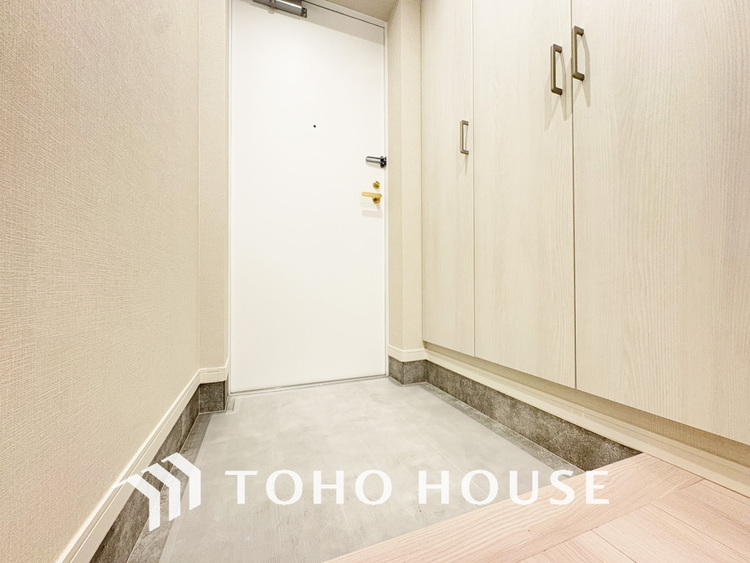 玄関 飾り過ぎないシンプルな内装の玄関