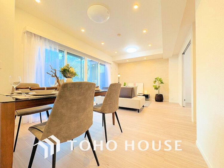 内装 上質な時間を育む暮らしのメインステージ。寛ぎとコミュニケーションを育む居心地のよい場所