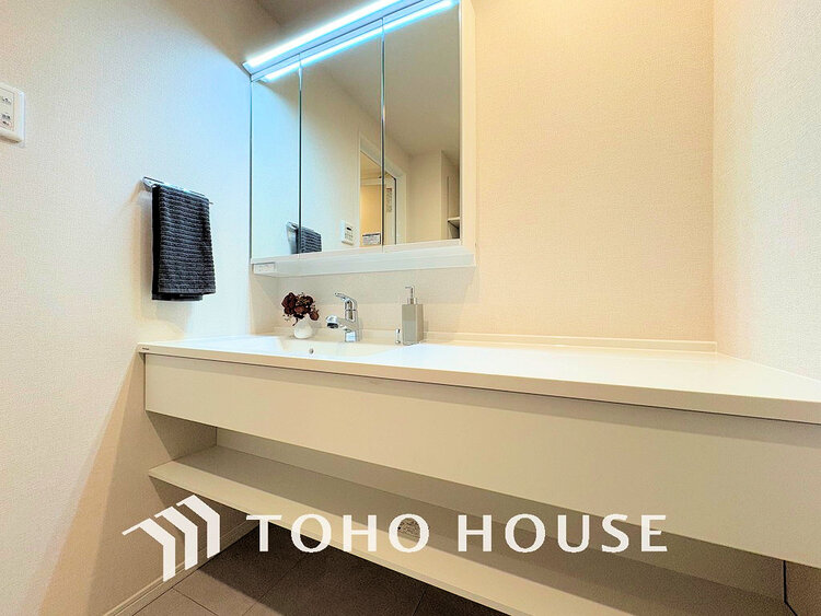 洗面 白を基調とした清潔感のある洗面室で朝の身支度を