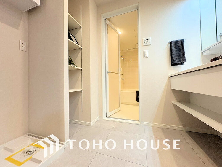 洗面 落ち着きのある色合いでまとめられた洗面室