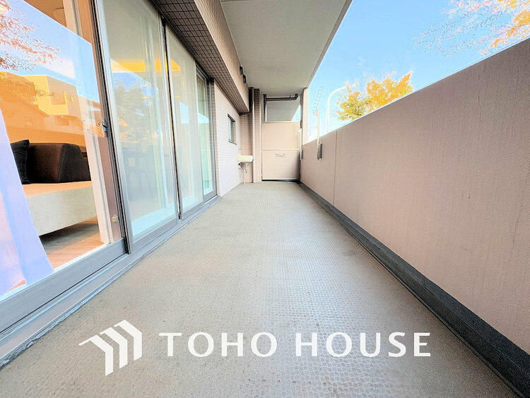 バルコニー 日当たりの良いバルコニーで晴れの日の洗濯物も楽しみになりますね