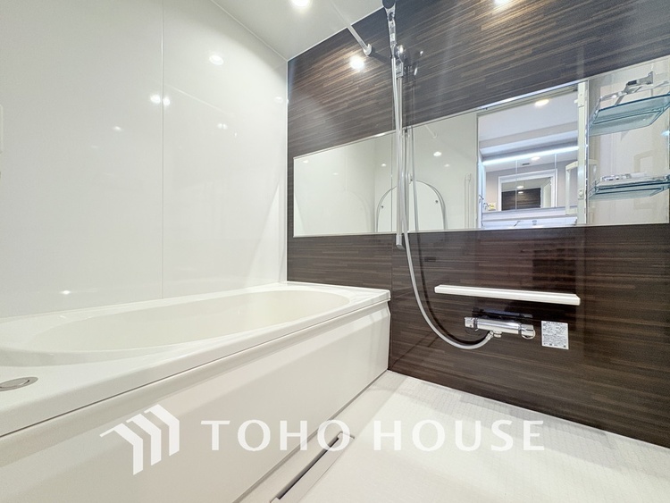 風呂 一日の疲れを癒すバスルームは、心地よいリラックスを叶える清潔感溢れる空間