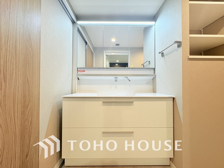 洗面 新規設置の洗面化粧台。収納豊富で使い勝手の良い3面鏡です