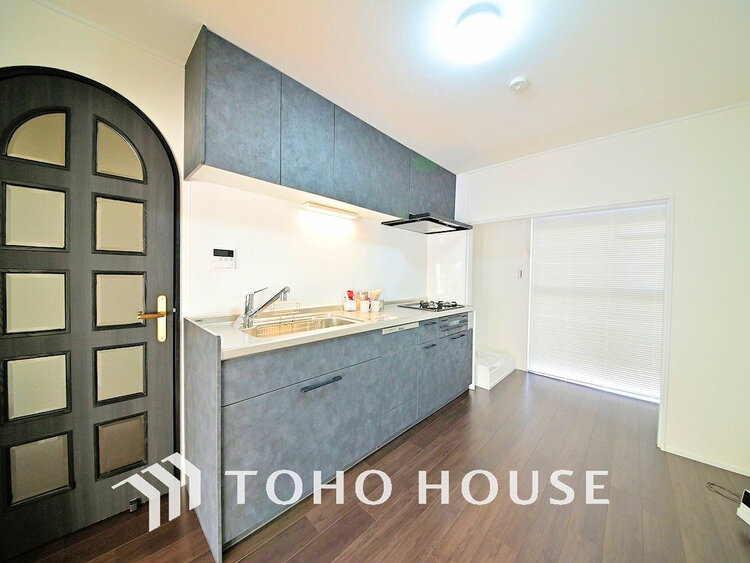 キッチン 落ち着きのあるカラーで統一された清潔感と気品が溢れるキッチン