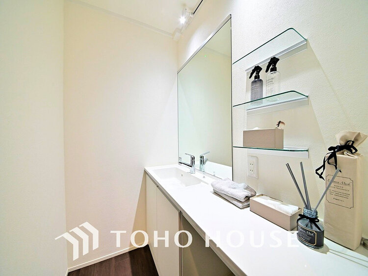 洗面 白を基調とした清潔感のある洗面室で朝の身支度を