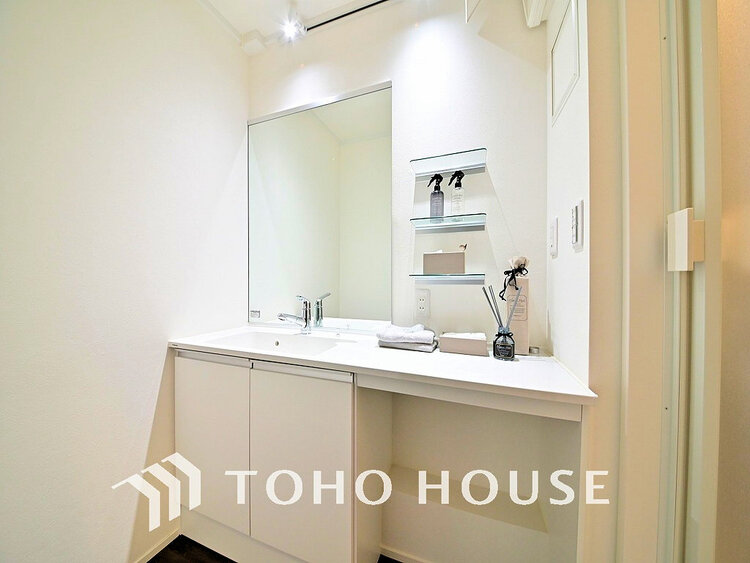 洗面 落ち着きのある色合いでまとめられた洗面室