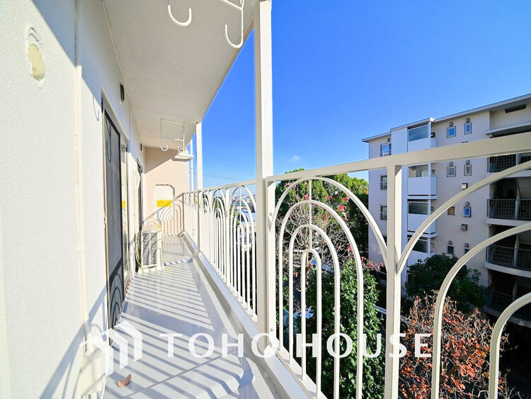 バルコニー 日当たりの良いバルコニーで晴れの日の洗濯物も楽しみになりますね