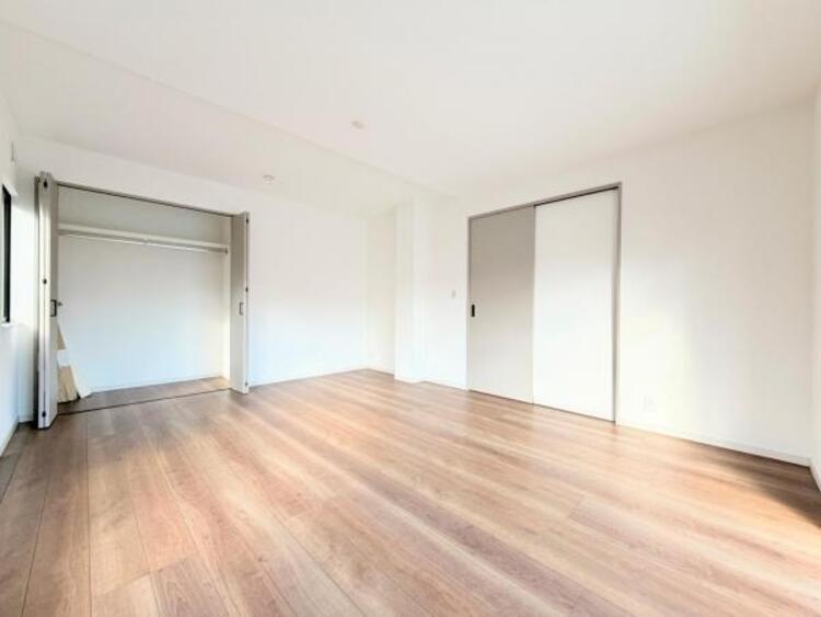 内装 ●〇全居室にクローゼットを完備！普段使いのお洋服や小物はもちろん、季節物のお洋服などもしっかりと整理整頓おしまい頂けます。整理整頓は床に物を置かない所から。居室空間をより広く隅々まで使用できます　〇● 