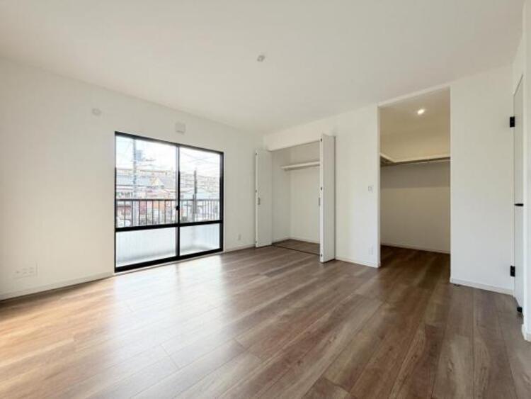 内装 ●〇バルコニーに大きく面した掃出し窓から光が降りそそぐ開放的な居室です。大きな窓からは、太陽の光はもちろん、爽やかな風が部屋一面に吹き抜けます。部屋のこもったニオイもすぐに換気することが出来ます　〇● 