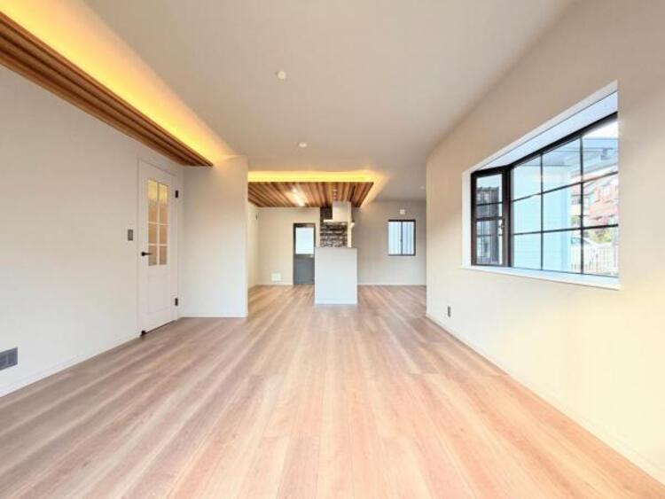 居間 ●〇一日の中で多くの時間を過ごすことになる住まいだからこそ、いつも穏やかな空間であるように心掛けています。構成する建材などへの配慮が、住まう方の健康を守ります。小さなお子様がいるご家庭でも安心です〇● 