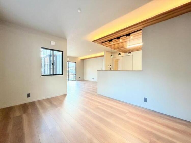 居間 ●〇オープンでのびやかな空間を生み出す、こだわりの広がりとゆとり。家族と過ごす時間を大切にしたい方にぴったりの明るくゆとりある住空間です。南側の窓からの日差しがリビングの中までしっかりと届きます　〇● 