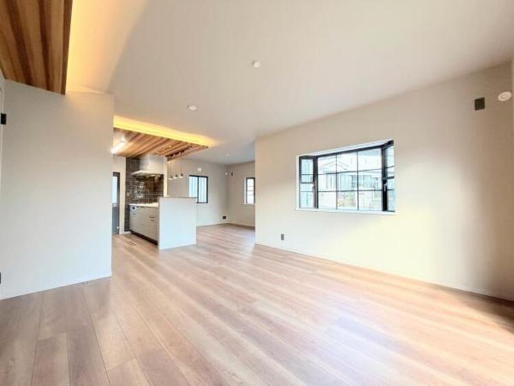 居間 ●〇家族の思いを抱きながら、平和であることに感謝したくなる悠久の時。あたかかく感じるのは、陽当りだけではなかった！広く和やかに暮らせる空間と家族の存在が胸にジーンと響きわたる。理想の住まいがここに〇● 